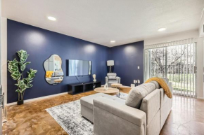 Your Cozy King Suite Getaway - Sleeps 4 - Pool, Prkg